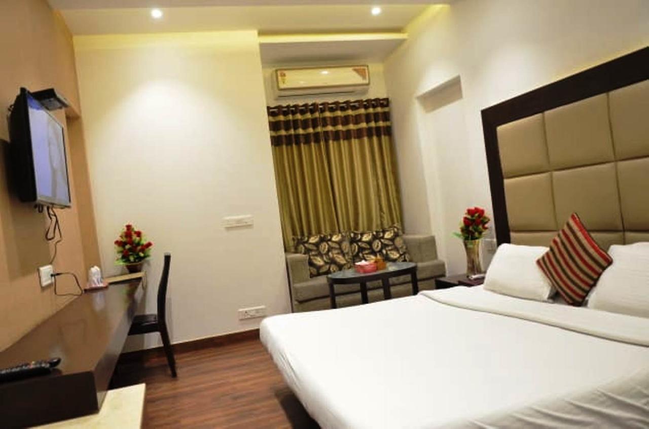 Hotel Vipul Grand Gurgáon Kültér fotó