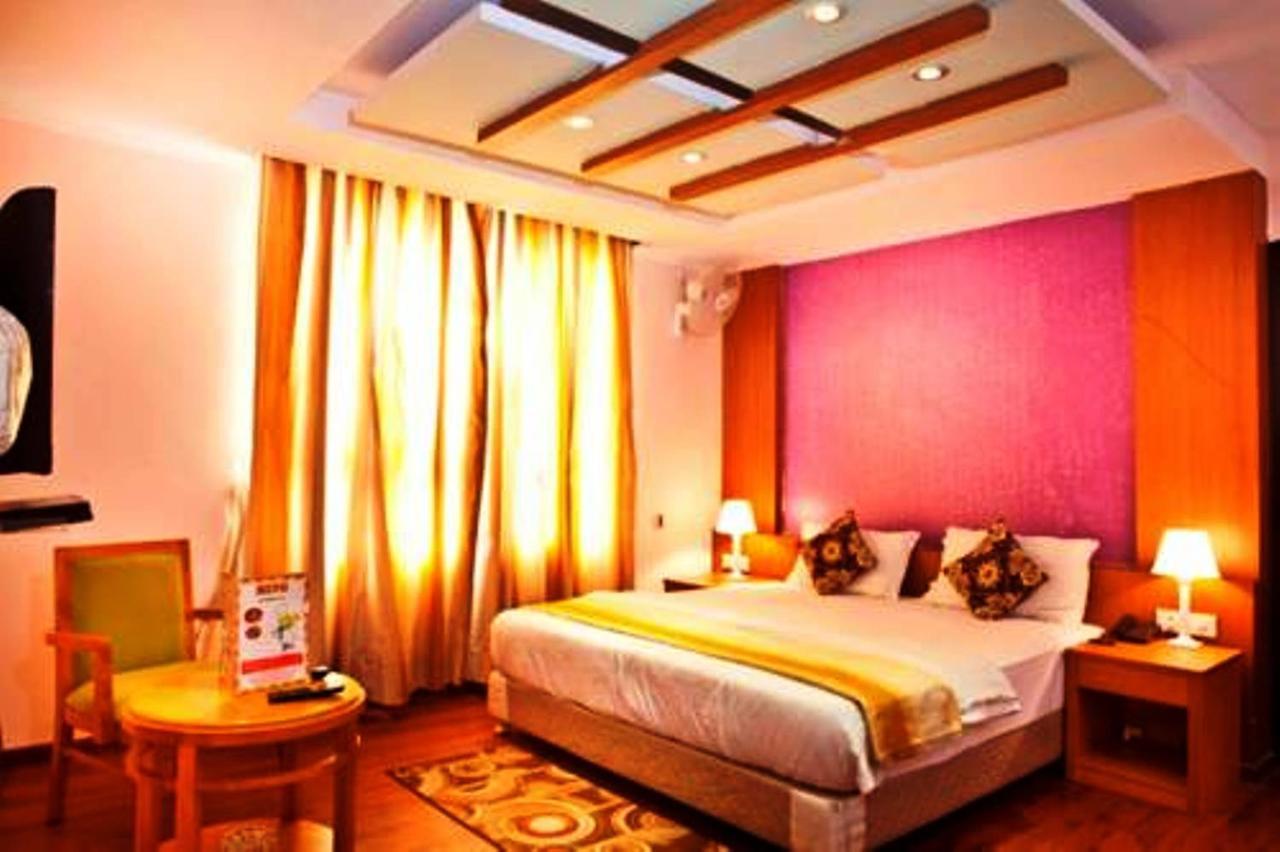 Hotel Vipul Grand Gurgáon Kültér fotó