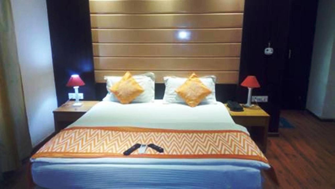 Hotel Vipul Grand Gurgáon Kültér fotó