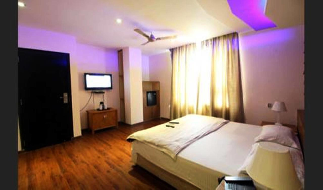 Hotel Vipul Grand Gurgáon Kültér fotó