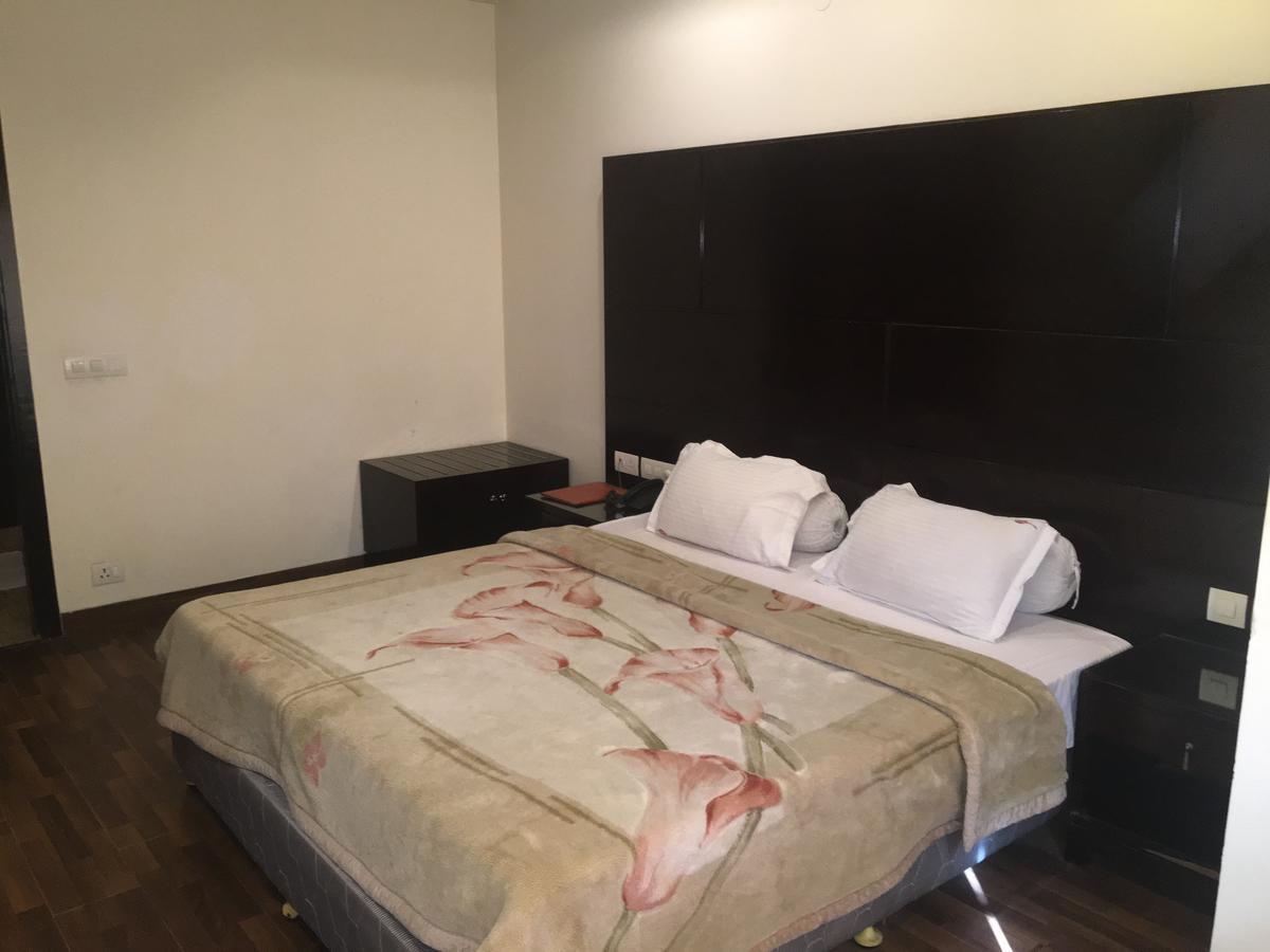 Hotel Vipul Grand Gurgáon Kültér fotó