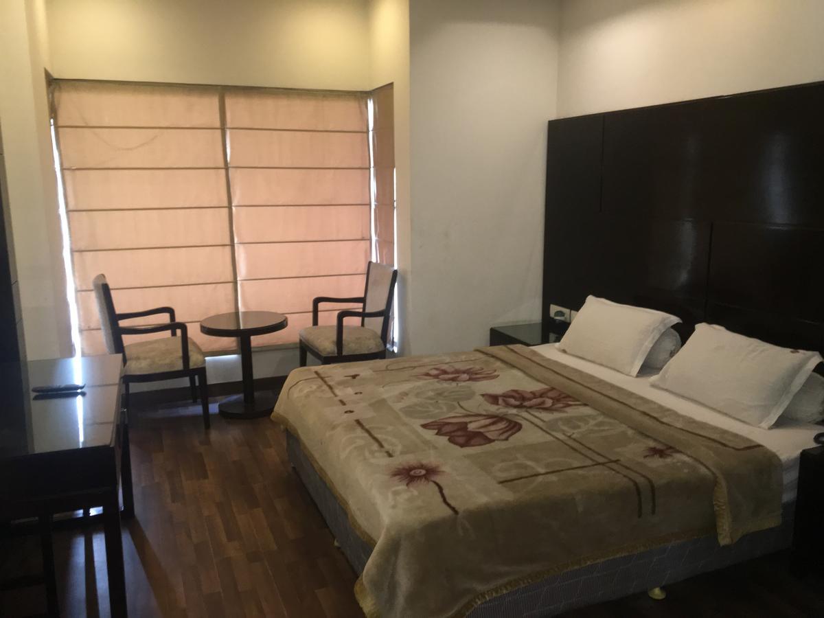 Hotel Vipul Grand Gurgáon Kültér fotó