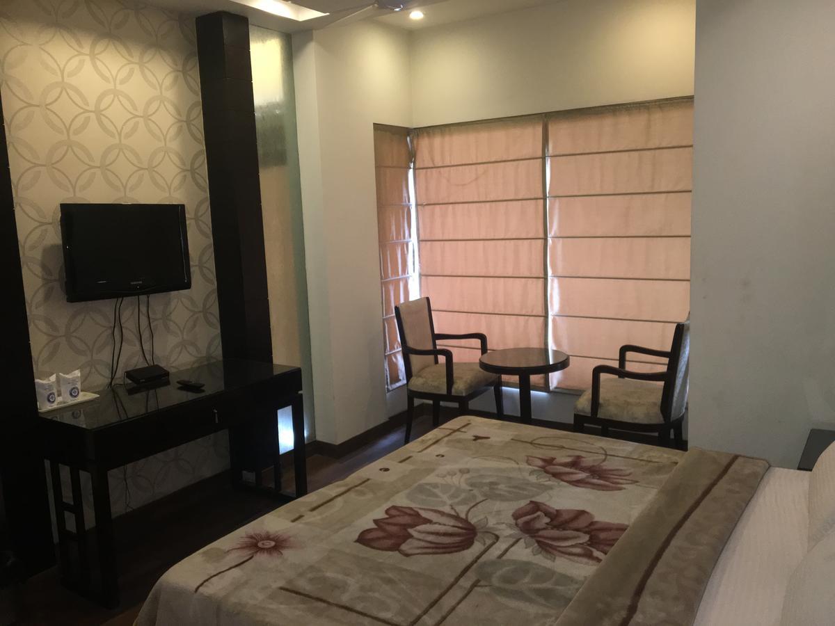 Hotel Vipul Grand Gurgáon Kültér fotó